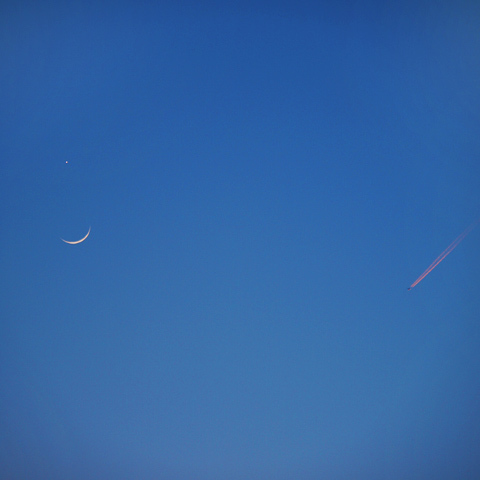 月と金星と飛行機雲