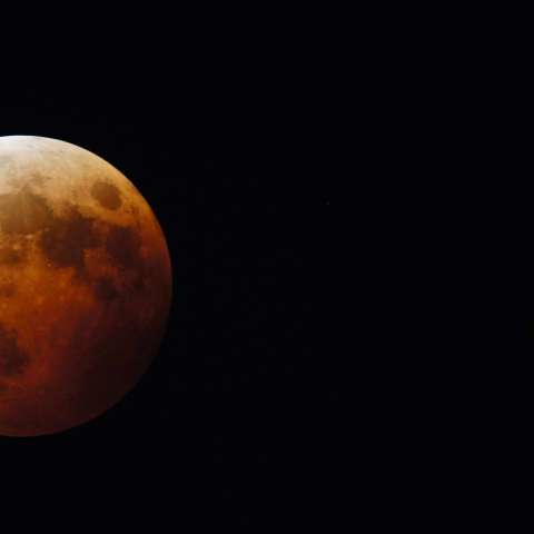 皆既中の月と天王星