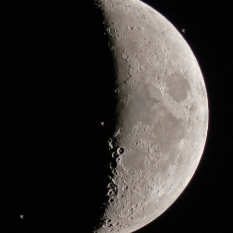 月をよぎるＩＳＳ