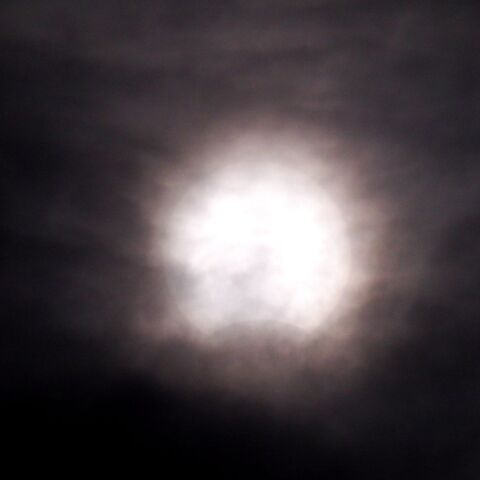 雲の中の部分日食