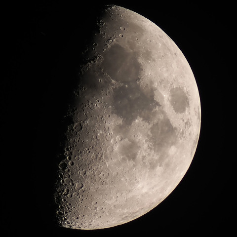 上弦の月（8/8）