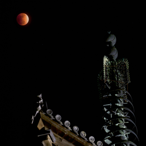 興福寺五重塔と皆既月食