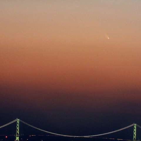 明石大橋上空のパンスターズ彗星