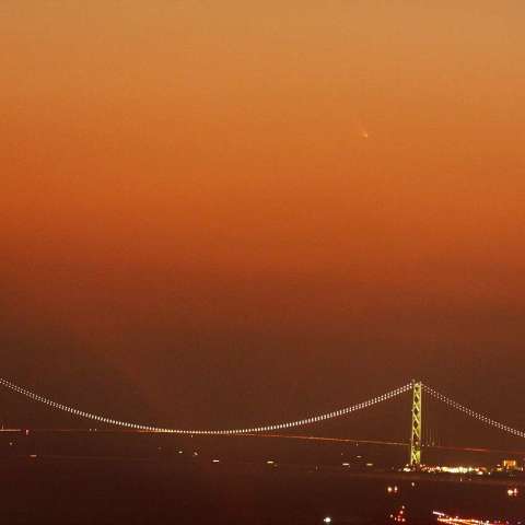 明石大橋とパンスターズ彗星