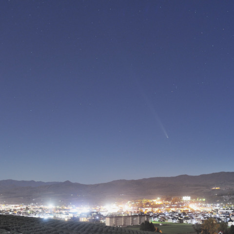 北海道空知郡上富良野町市街と柴金山・アトラス彗星(2024年10月16日)