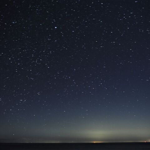 能登半島　石川県珠洲市の海岸から富山湾越しに見たカノープス