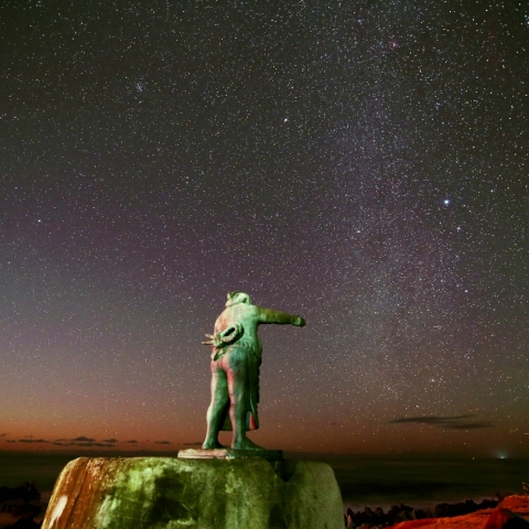横綱像の指さす先に