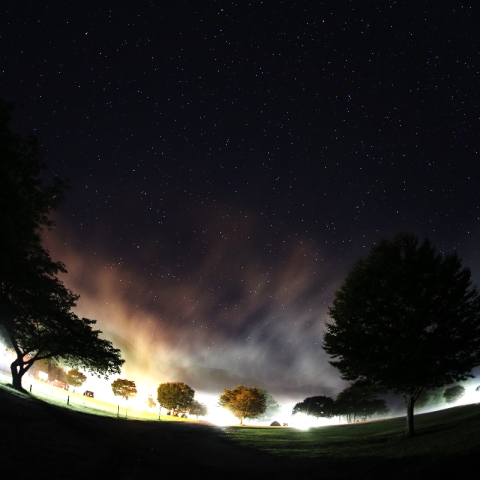 霧のキャンプ場と星々