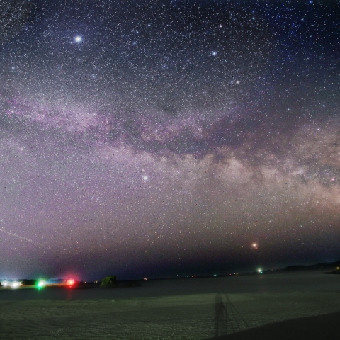 夏の天の川とスターリンク衛星