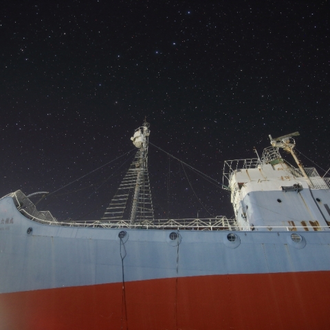 捕鯨船と北天の星