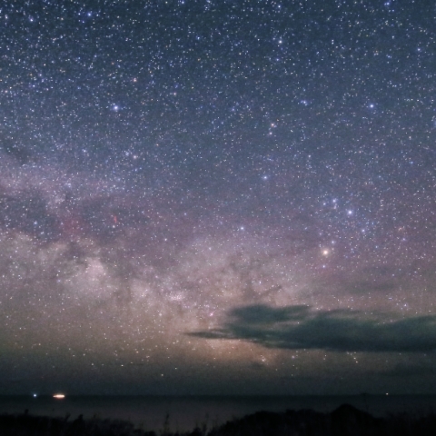 雲間に昇る天の川