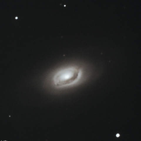 M64（黒目星雲）