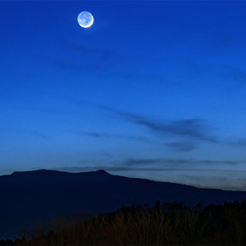 舟形山に掛かる細い月