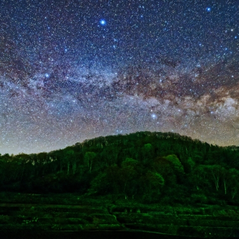春の里山に昇る天の川