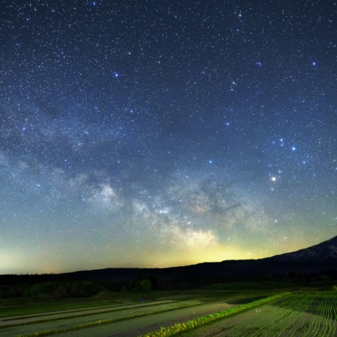 田園と昇る天の川
