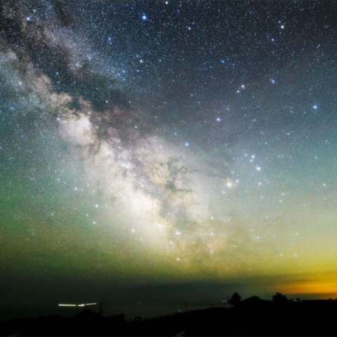 大気光の中昇る天の川
