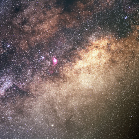 海上から姿を現した夏の天の川