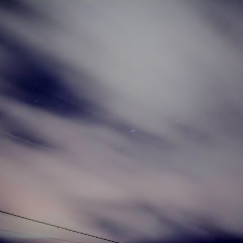 雲間を抜けていくISS