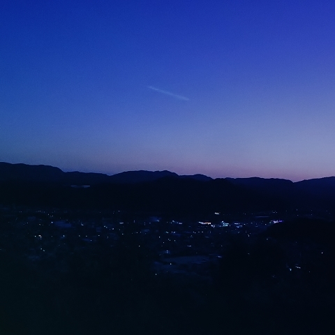 街の上を飛ぶISS