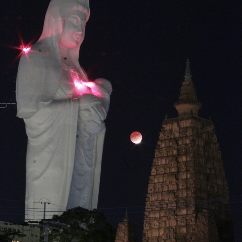 慈母観音像と月食