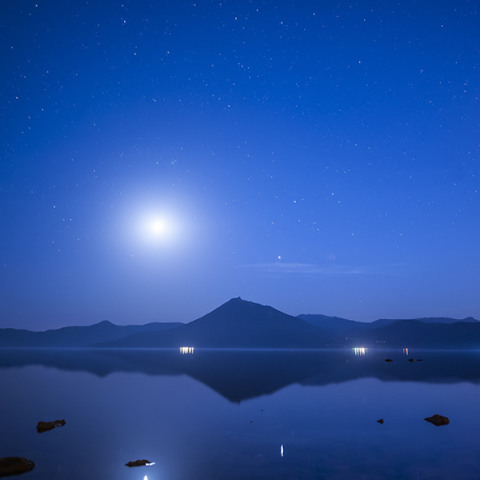 月あかりの支笏湖ブルー