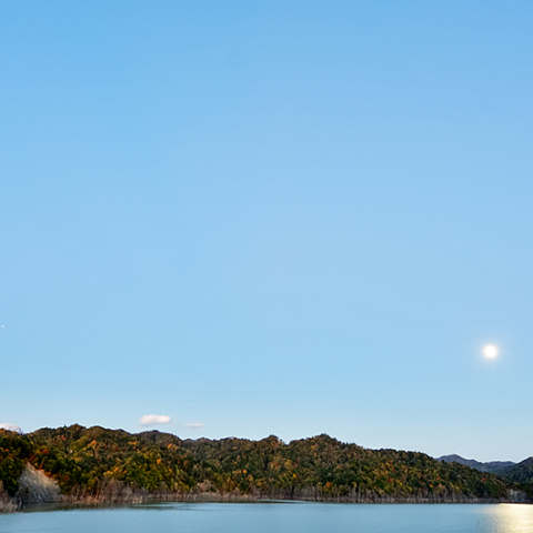 シューパロ湖に昇る月