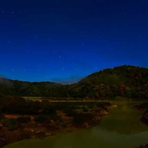 桂沢湖の紅葉とおおぐま座