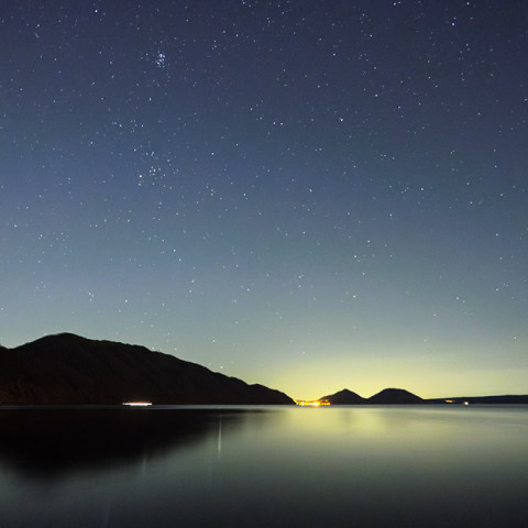 支笏湖に昇るおうし座