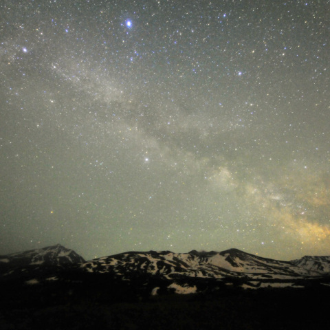 十勝岳連峰と天の川