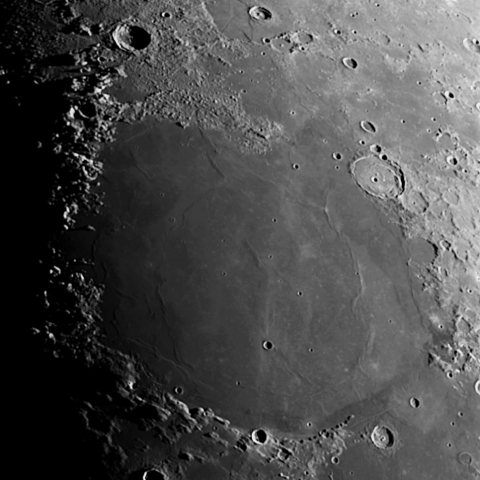 月齢6.2 晴れの海辺り