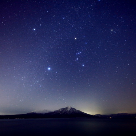 支笏湖、冠雪の樽前山、風不死岳とオリオン座