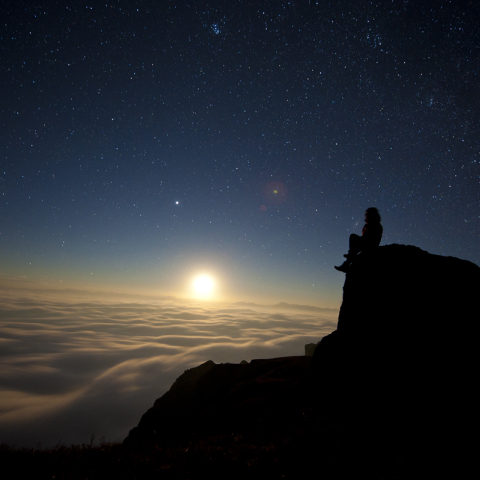 雲海の月落星空