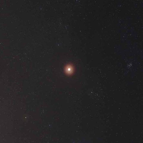 皆既月食中の星々