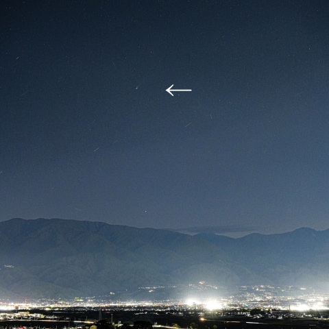 櫛形山へ沈むレモン彗星