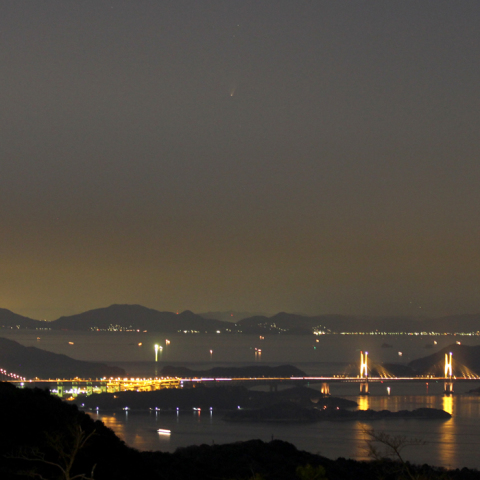 瀬戸大橋とパンスターズ彗星