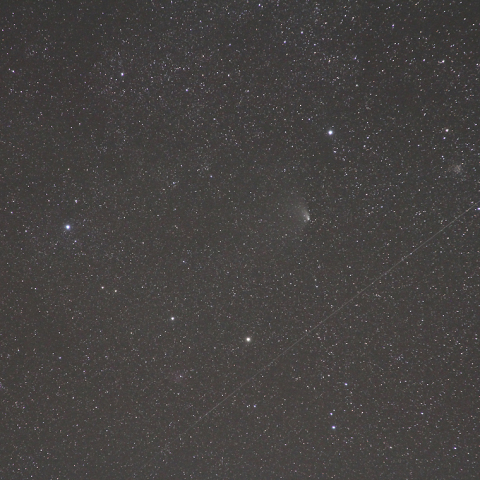 カシオペヤ座のパンスターズ彗星と人工衛星
