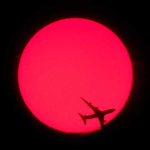 太陽を横切る飛行機 21/3/31