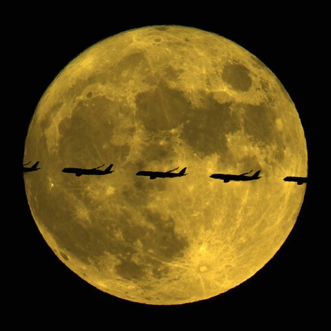 中秋の名月と横切る飛行機 2022/09/10