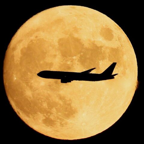 月と飛行機(月齢13.4)