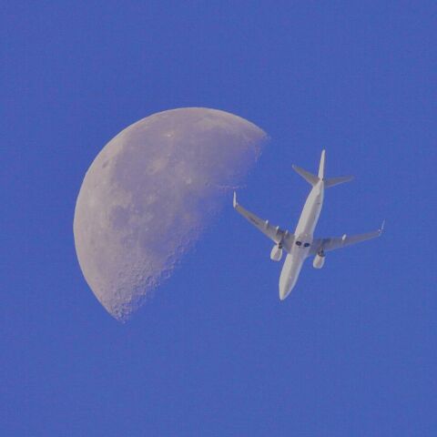 月と飛行機