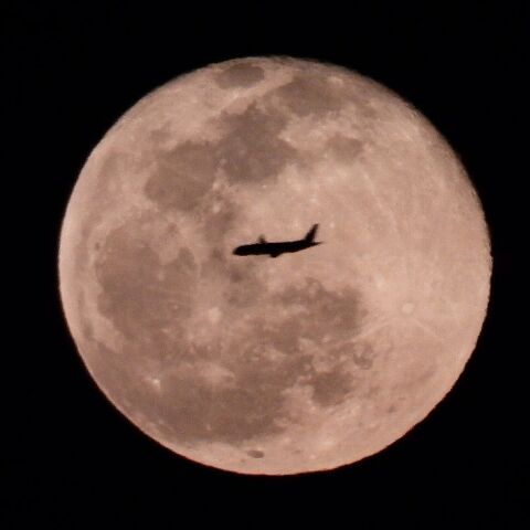 十六夜の月と飛行機