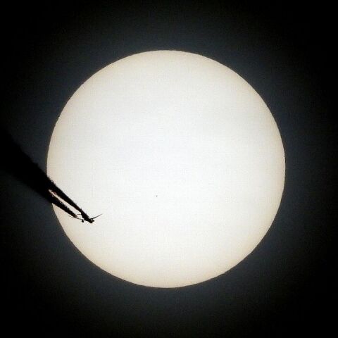 太陽面を通過する飛行機