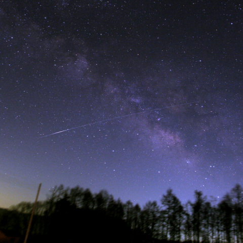 天の川を渡るハッブル宇宙望遠鏡
