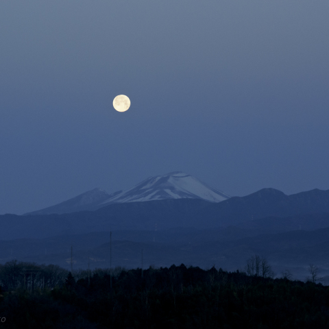 浅間山とスーパームーン（2019年2月20日）