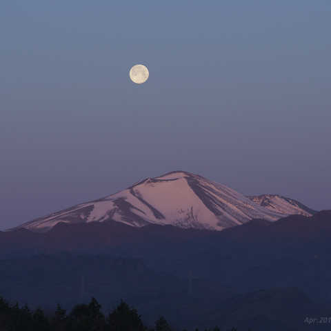 満月と紅色の浅間山（4月20日, 2019年）