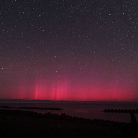 海を染める低緯度オーロラ
