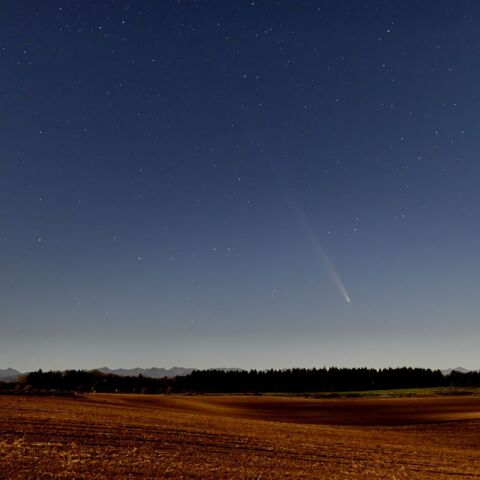 10/16 畑の上の柴金山・アトラス彗星(C/2023 A3)