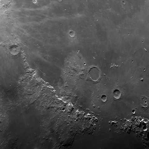 月面　　雨の海付近
