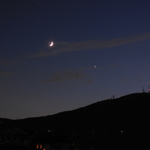 生駒山にかかる土星、月、金星、スピカ