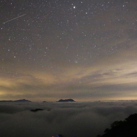 雲海に浮かぶ星空